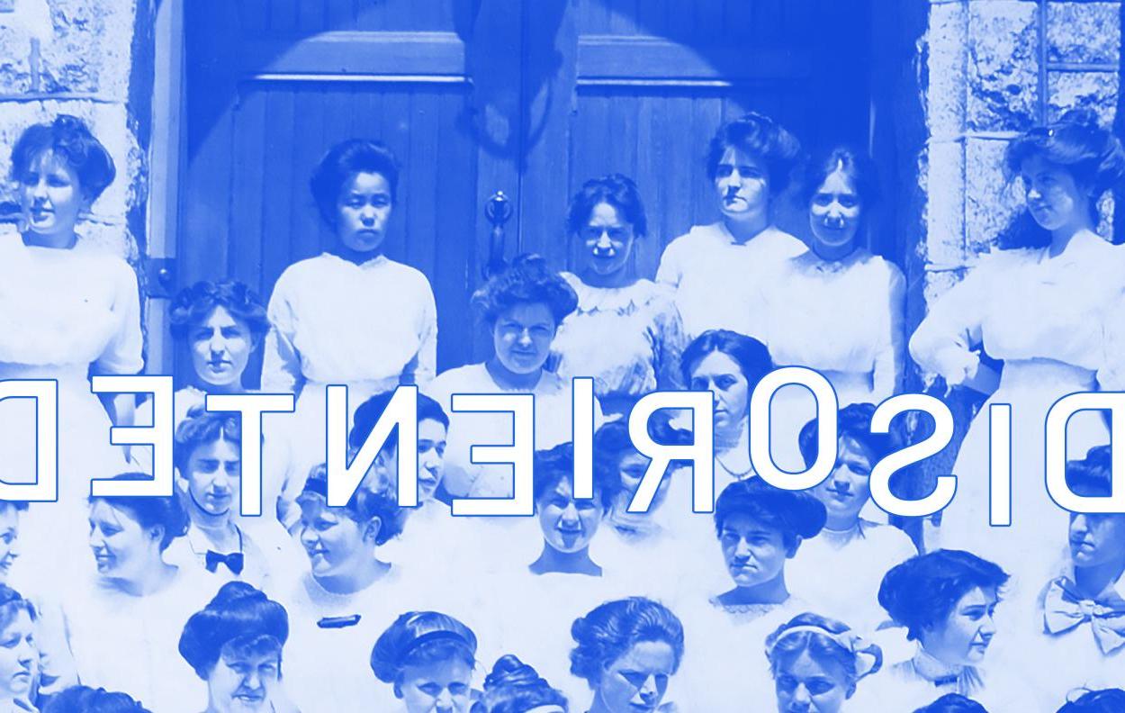 1902班的学生摆姿势拍班级照