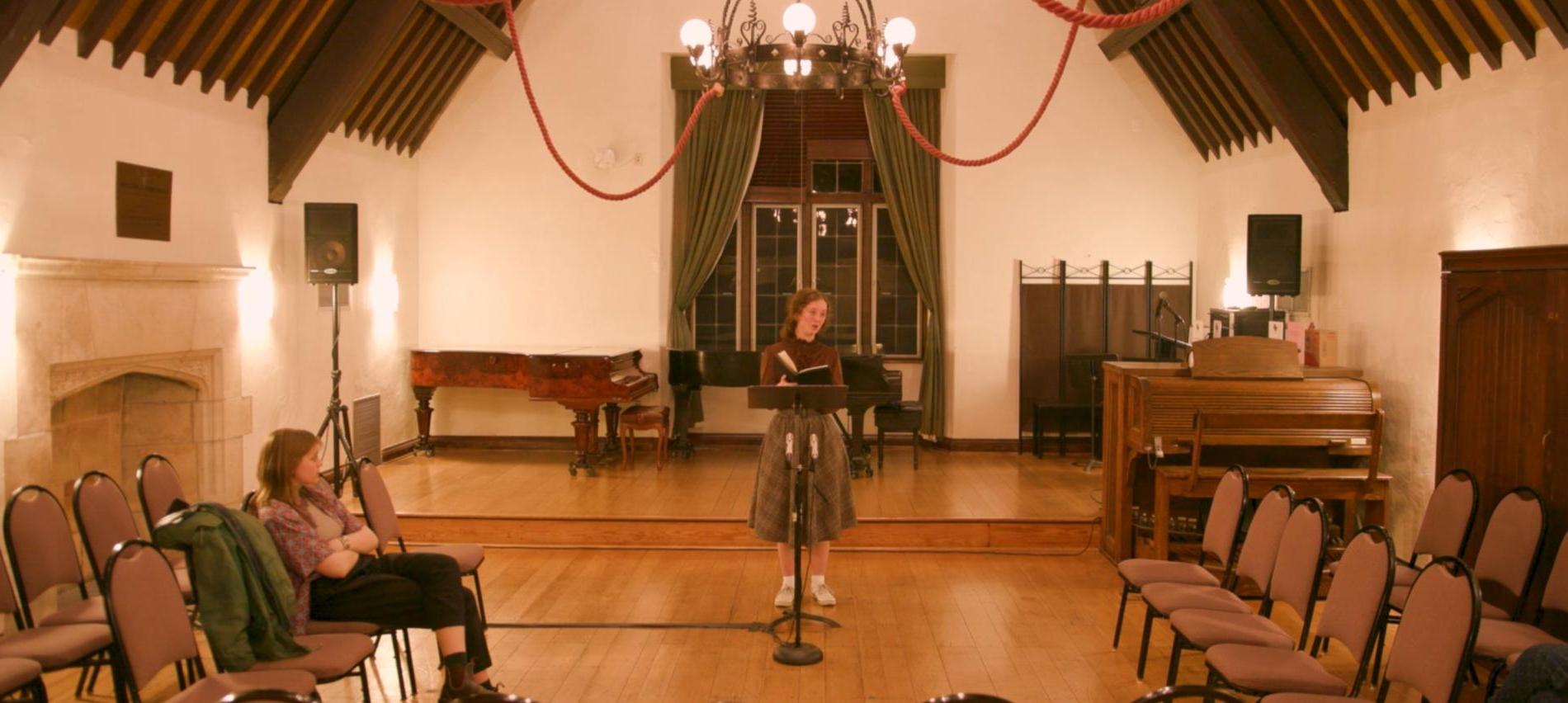 奥利维亚·科莱斯在表演贝瑟尼·柯林斯的作品时演唱《推荐全球十大博彩公司排行榜》, 赞美诗(2023)
