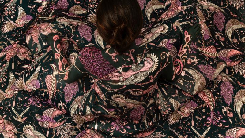 Cecilia Paredes从上方拍摄, 坐在以动植物图案填充背景的裙子中.