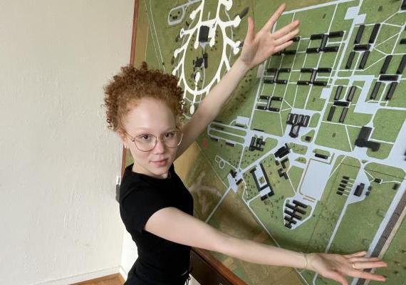 克拉拉·席林站在墙上的地图前