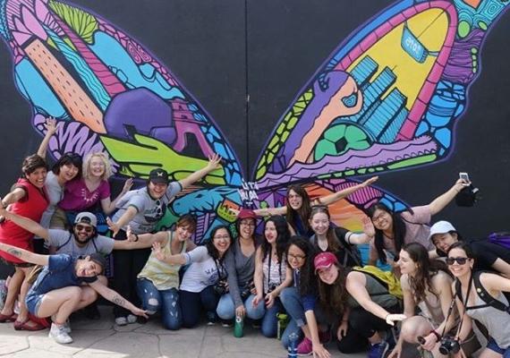 360名学生张开双臂，聚集在蝴蝶壁画前