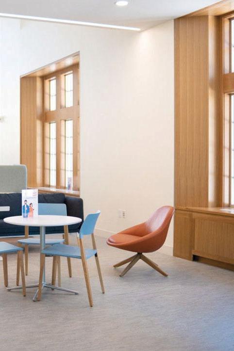 推荐全球十大博彩公司排行榜和健康大楼的内部，重点是橙色的椅子和桌子
