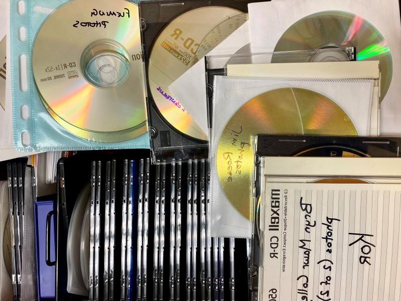一张银行家的盒子内部的照片，里面装满了CD-Rom光盘.