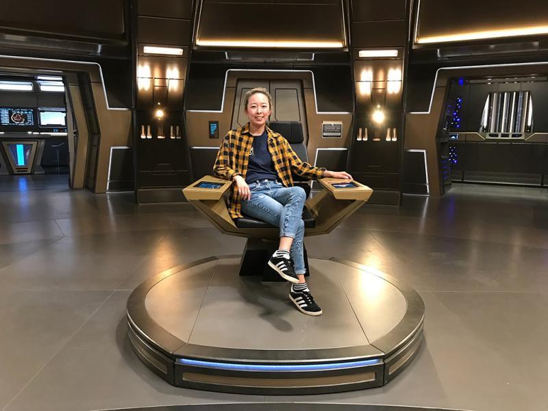 在《星际迷航:发现》的拍摄现场，坐在船长椅上的波延
