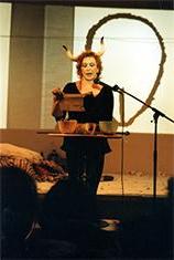 Carolee Schneemann在“女阴学校”，1997年，丹麦欧登塞表演节.…